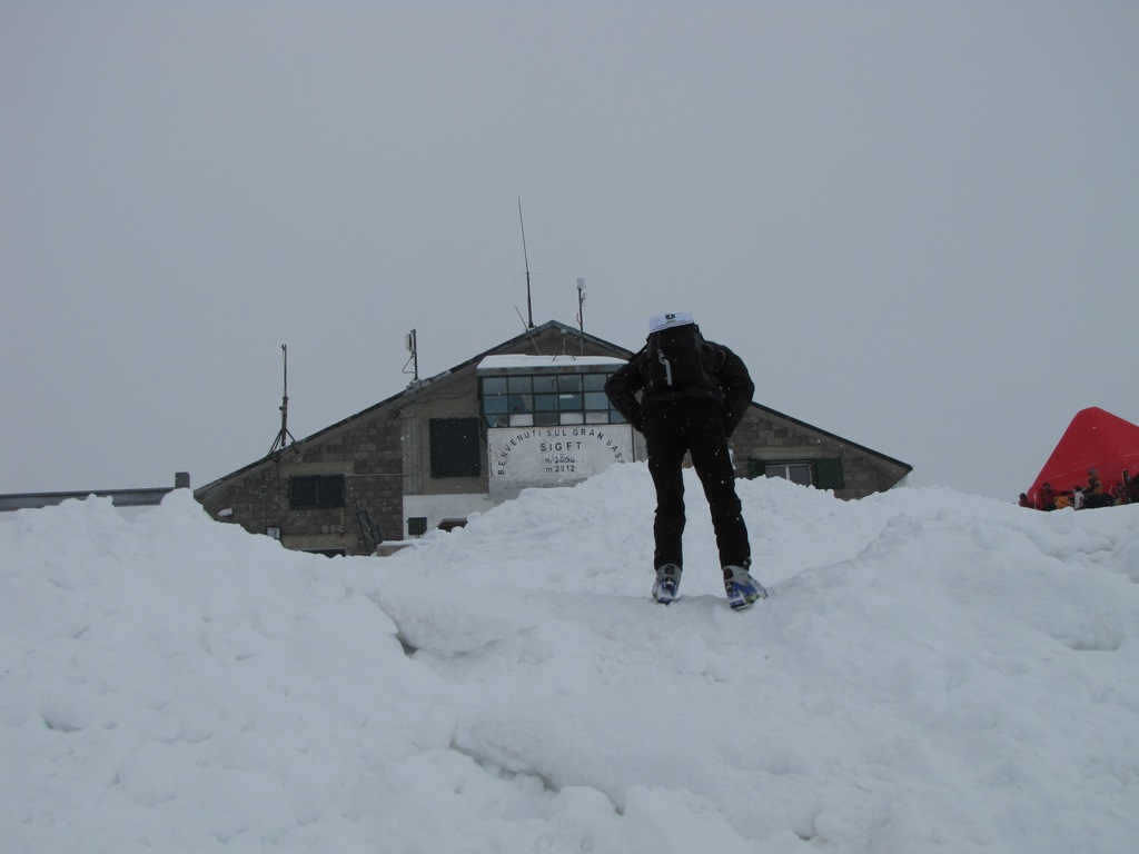 La traversata alta del Gran Sasso (da lontano)